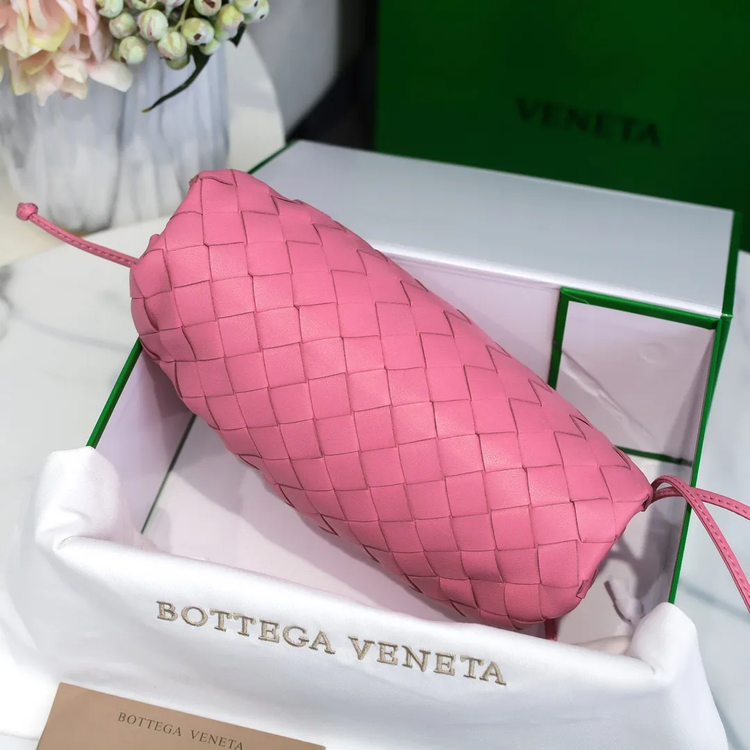 BV cloud bag is in stock, coarse weave, large plaid weave, the pouch cloud bag. Needless to say, this year's most popular bag is not without its reason. The minimalist and slightly wrinkled design is both advanced and a bit lazy. After the new designer came, he directly changed it to a large weave and became super young. It also has a touch of fashion. You must buy it. This year's must-have bag. Size: 22×12×7cm. Real shot ❤️